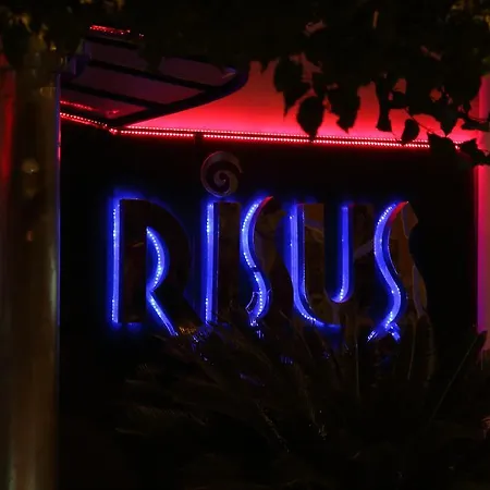 Risus מלון 2*